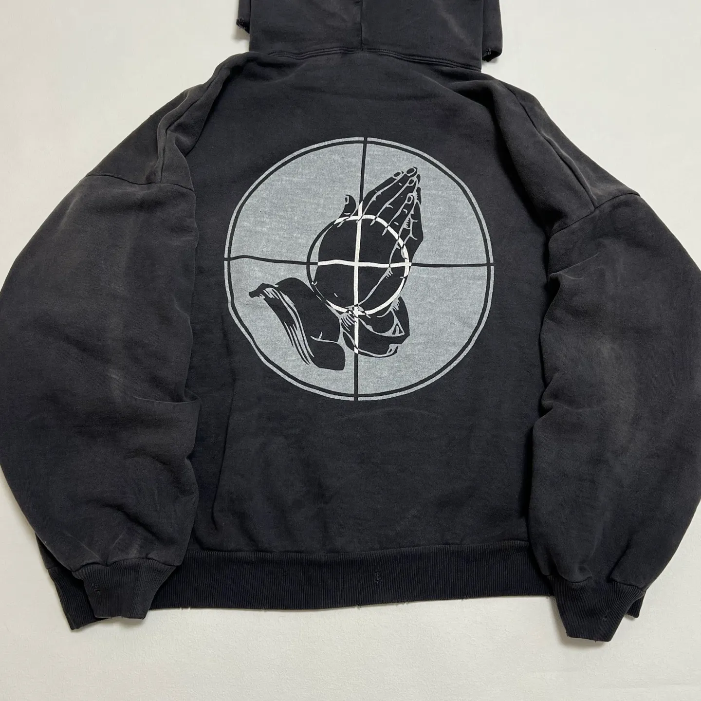 SAINT Mxxxxxx × FEAR OF GOD FG_HOODIE/SNT OF GOD/BLK FOG joint model ETERNAL praying crosshair distressed hoodie. Washed black S-XL. This season's popular super popular joint model. The original version is the same. Thin spring and summer fabrics. The upper body is comfortable. The BOXY version of the short fat wide shoulder line. Fashion darling wears it with a high-end feel. Heavy washing and water fading technology. The horse is repositioned. Excessive wear and damage graffiti treatment. Correct version FOG joint main mark/wash mark/little angel mark